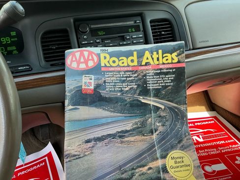 Used 2003 Ford Crown Victoria LX image 29