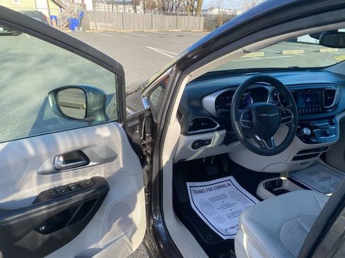 Used 2018 Chrysler Pacifica Touring Plus image 10