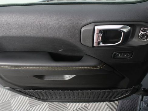 Used 2025 Jeep Wrangler Unlimited Sahara image 13