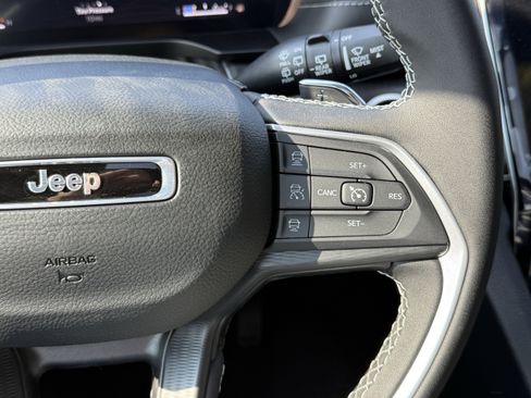 New 2025 Jeep Grand Cherokee L Laredo image 24