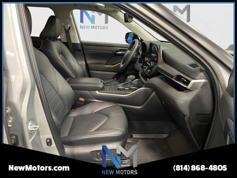 Used 2024 Toyota Highlander XLE AWD/4WD image 15