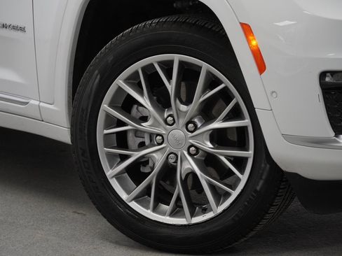 Used 2024 Jeep Grand Cherokee L Summit image 4