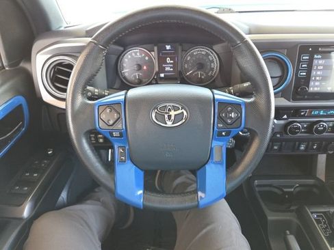Used 2017 Toyota Tacoma TRD Sport AWD/4WD image 57