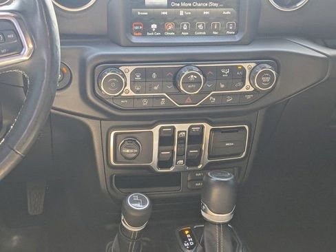 Used 2019 Jeep Wrangler Unlimited Sahara AWD/4WD image 17