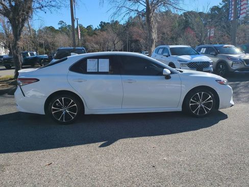 Certified 2019 Toyota Camry SE image 4