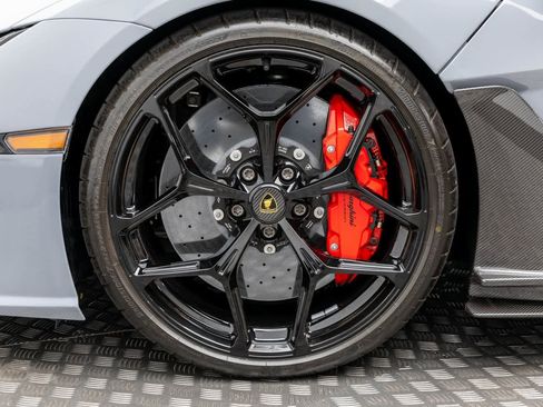 Used 2024 Lamborghini Revuelto image 8