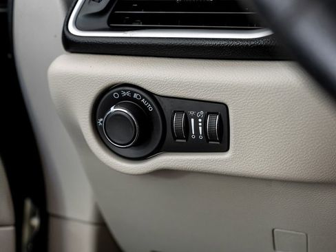 Used 2020 Chrysler Voyager Lxi image 23