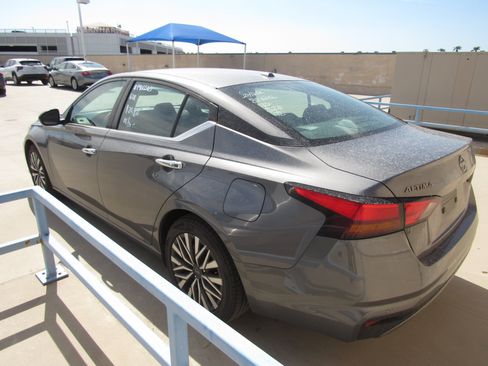 Used 2024 Nissan Altima 2.5 SV FWD image 4