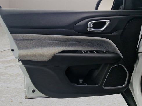 Used 2024 Jeep Compass Latitude image 12