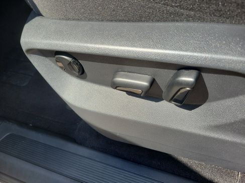 Used 2025 Volkswagen Atlas Cross Sport SE image 23