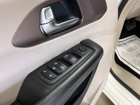 Used 2022 Chrysler Voyager LX image 12