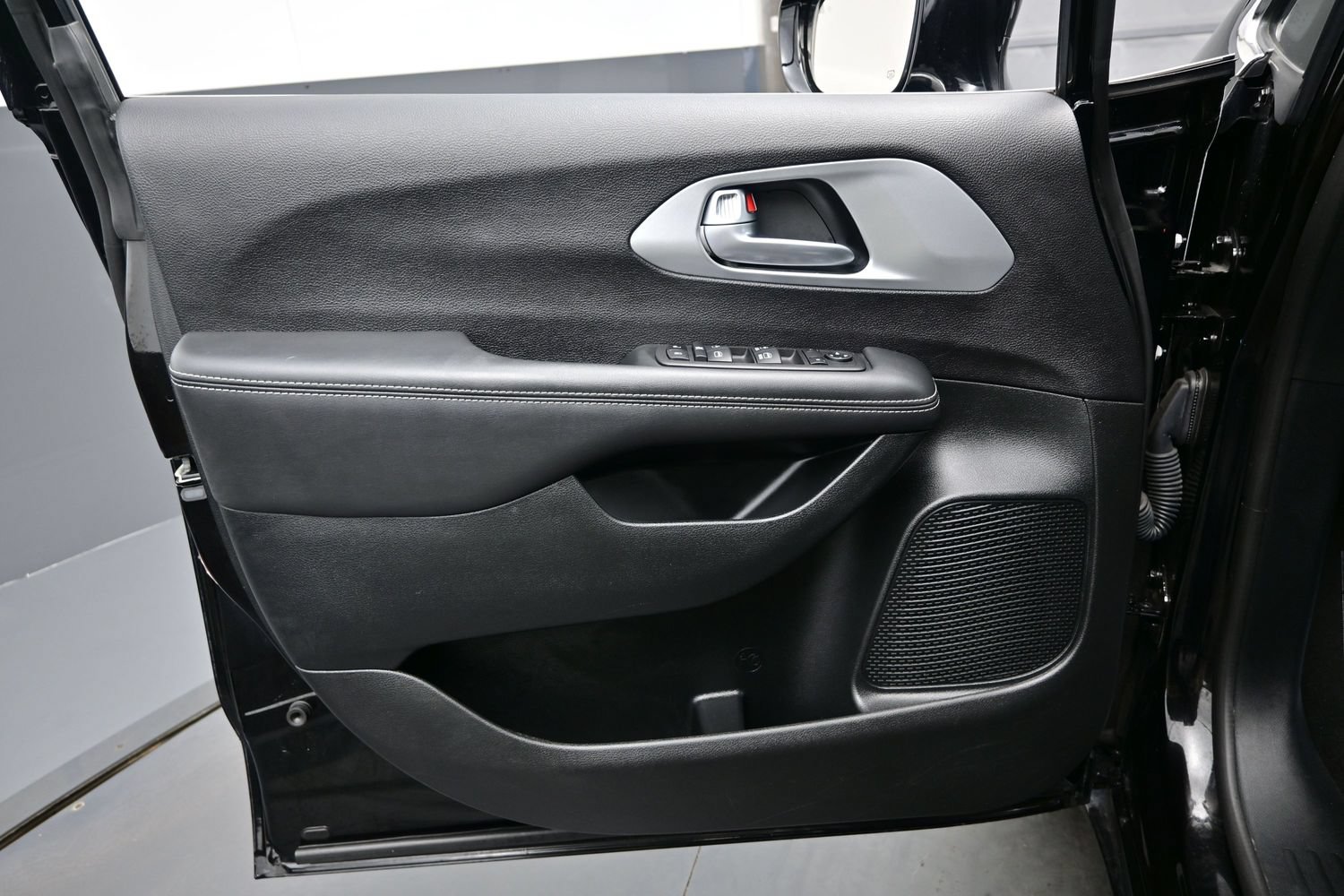 Used 2024 Chrysler Pacifica Touring FWD image 12