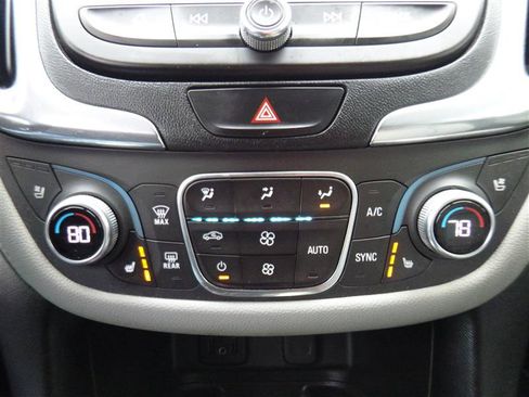 Used 2018 Chevrolet Equinox Premier image 16