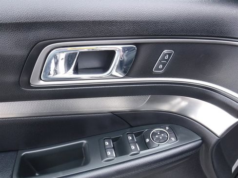 Used 2018 Ford Explorer XLT w/ Equipment Group 202A image 14