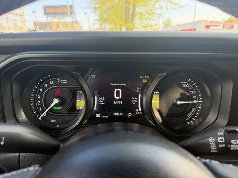 Used 2025 Jeep Wrangler Unlimited Rubicon 4xe AWD/4WD image 31
