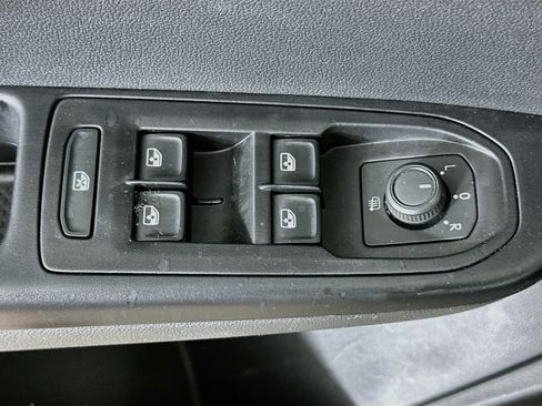 Used 2024 Volkswagen Taos SE FWD image 15