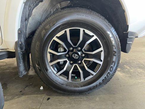 Used 2020 Toyota Tacoma TRD Sport w/ Technology Package image 16