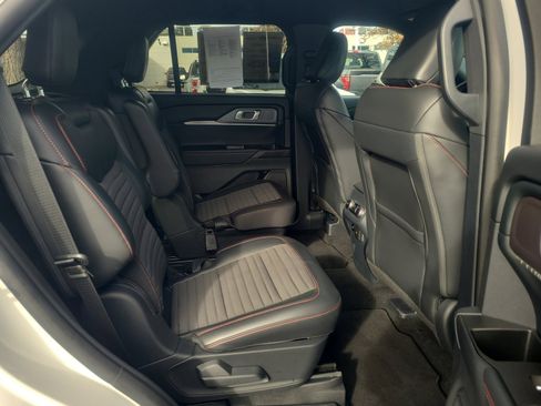 Certified 2025 Ford Explorer ST-Line image 18