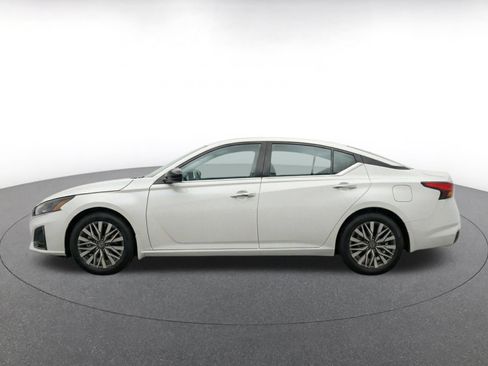 Used 2025 Nissan Altima 2.5 SV FWD image 4