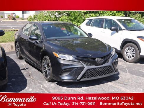 Used 2018 Toyota Camry SE w/ Convenience Package FWD image 1
