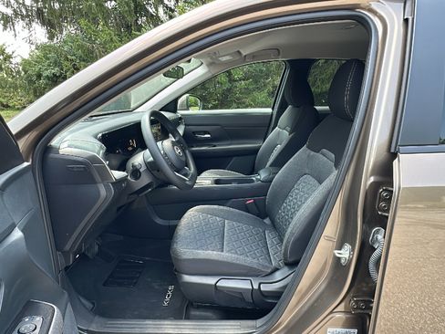 Used 2025 Nissan Kicks SV FWD image 11