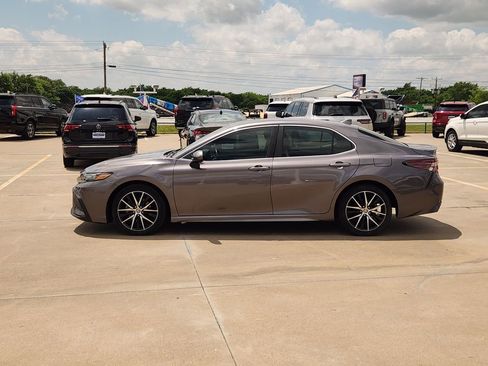 Used 2021 Toyota Camry SE FWD image 4