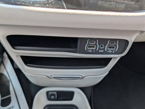 Used 2024 Chrysler Pacifica Touring-L FWD image 27