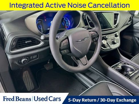 Used 2023 Chrysler Pacifica Limited w/ S Appearance Package FWD image 12