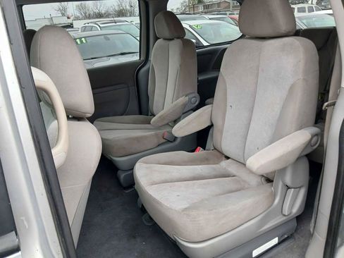 Used 2011 Kia Sedona LX image 8