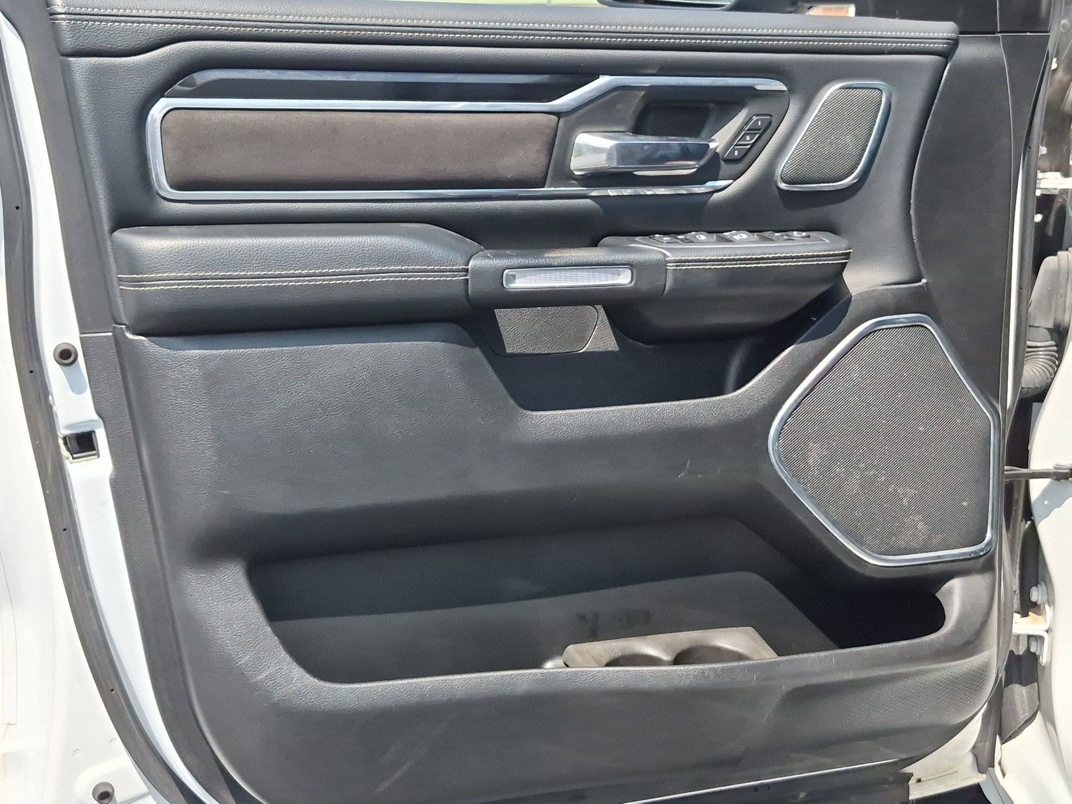 Used 2022 RAM 1500 Laramie AWD/4WD image 9