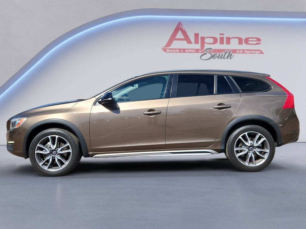 Used 2018 Volvo V60 T5 Cross Country AWD/4WD image 2