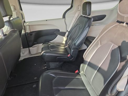 Used 2023 Chrysler Pacifica Touring-L FWD image 34