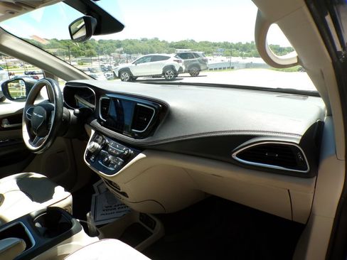 Used 2017 Chrysler Pacifica Limited FWD image 14