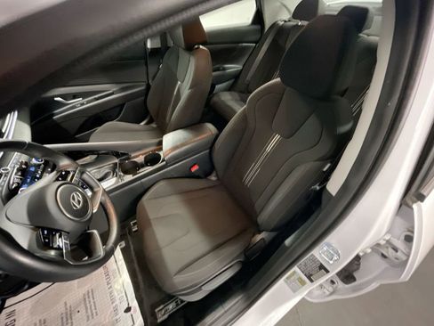 Used 2025 Hyundai Elantra SEL image 20