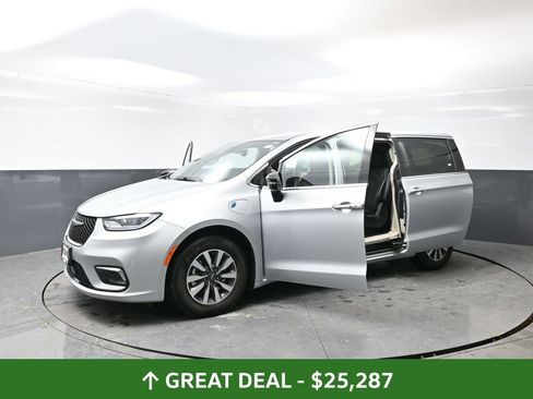 Used 2024 Chrysler Pacifica Limited FWD image 60