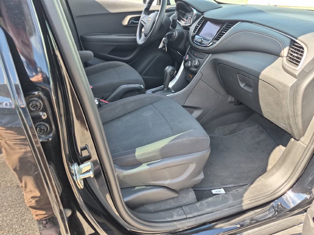 Used 2020 Chevrolet Trax LS FWD image 30