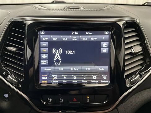 Used 2019 Jeep Cherokee Overland w/ Technology Group AWD/4WD image 15