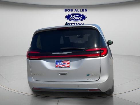 Used 2024 Chrysler Pacifica Select image 6