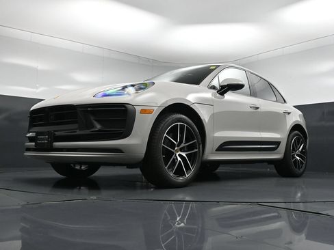 Used 2025 Porsche Macan AWD/4WD image 22