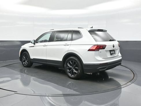 Used 2023 Volkswagen Tiguan SE w/ Panoramic Sunroof Package FWD image 5