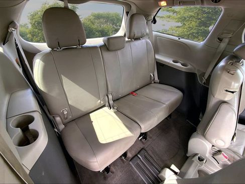 Used 2015 Toyota Sienna XLE Premium FWD image 25