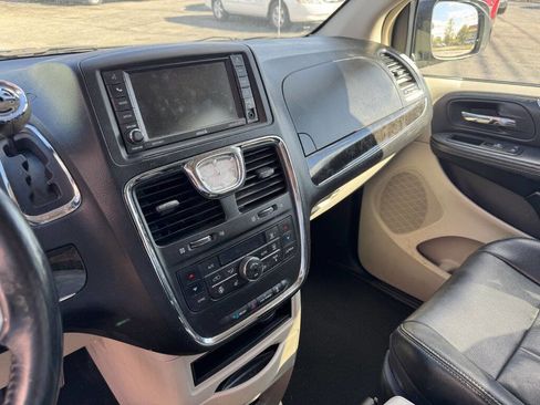 Used 2015 Chrysler Town & Country Touring w/ Driver Convenience Group image 13
