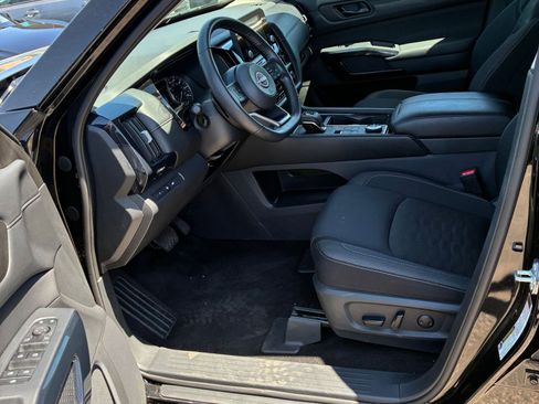 Used 2025 Nissan Pathfinder SV image 12