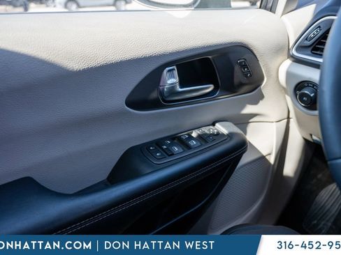 Used 2023 Chrysler Pacifica Touring-L image 17