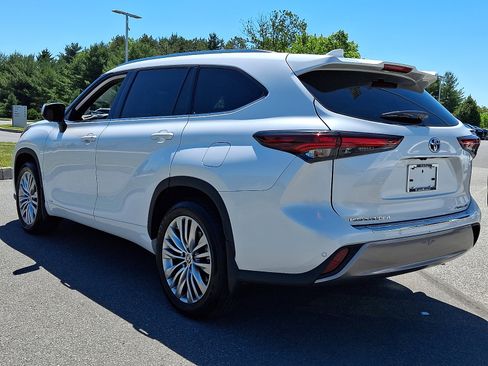 Used 2024 Toyota Highlander Platinum AWD/4WD image 4