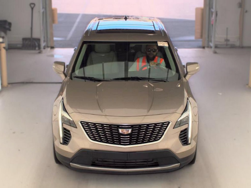 Used 2023 Cadillac XT4 Premium Luxury w/ Technology Package AWD/4WD image 2