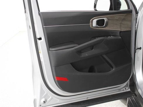 Used 2022 Kia Sorento S image 4