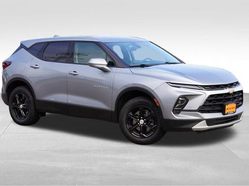 Used 2025 Chevrolet Blazer LT AWD/4WD image 2