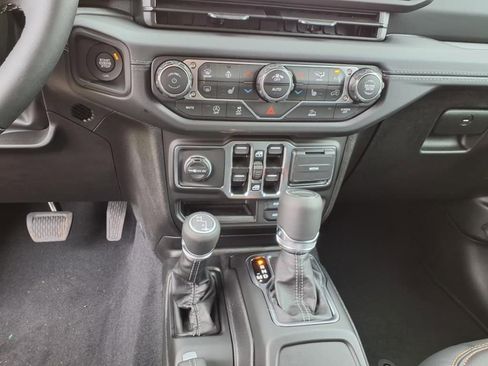 New 2025 Jeep Gladiator Sport image 16