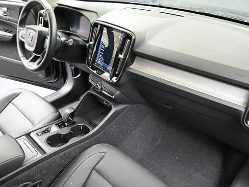 Certified 2025 Volvo XC40 B5 Core image 13